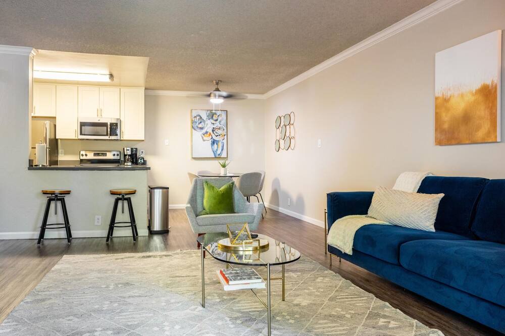 Photo of Livingroom in West Alameda