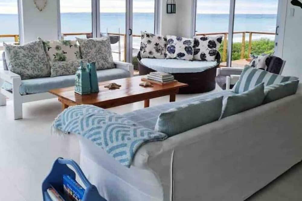 Photo of Livingroom in Reebok