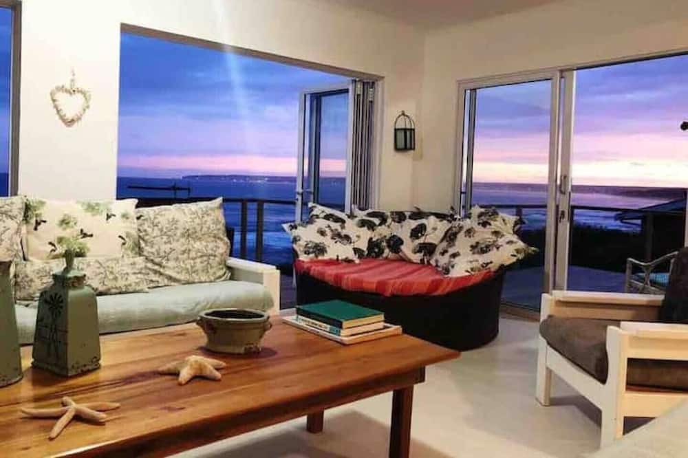 Photo of Livingroom in Reebok