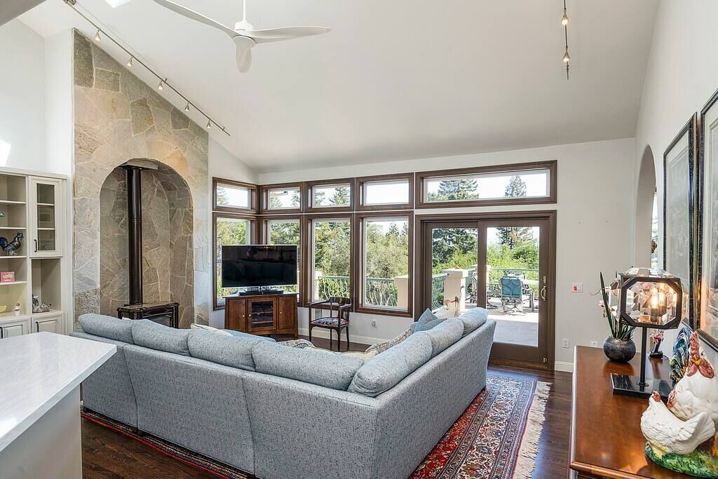 Photo of Livingroom in Larkfield-Wikiup