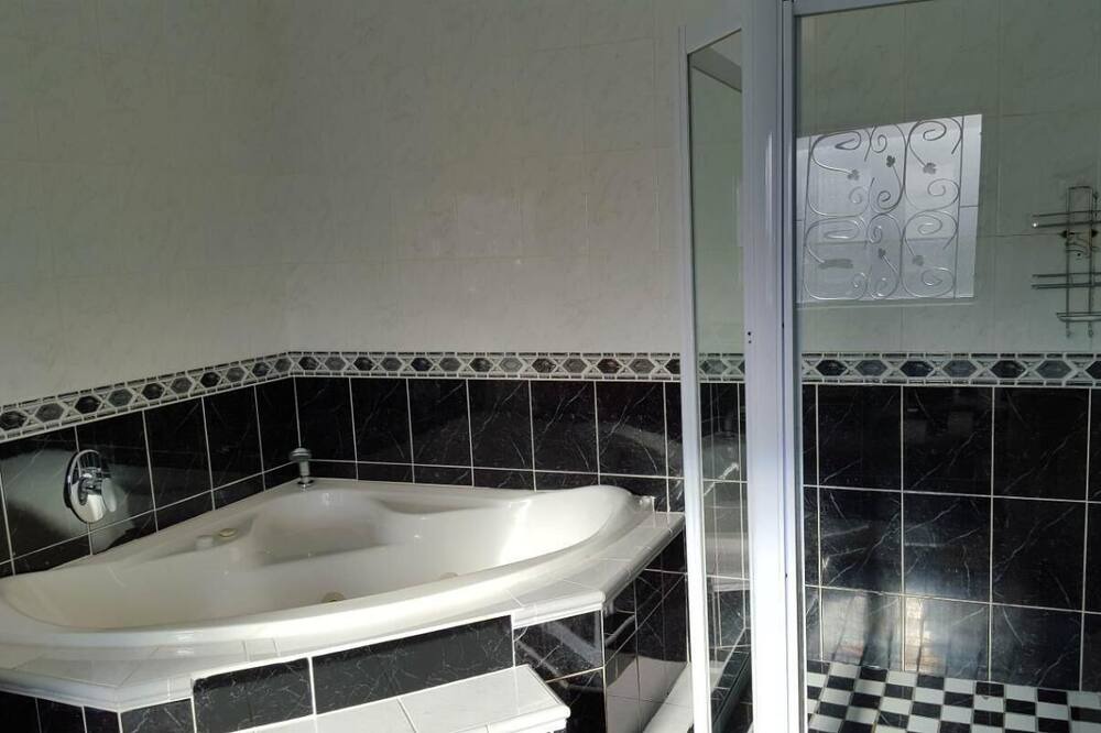 Photo of Bathroom in Rondebosch East