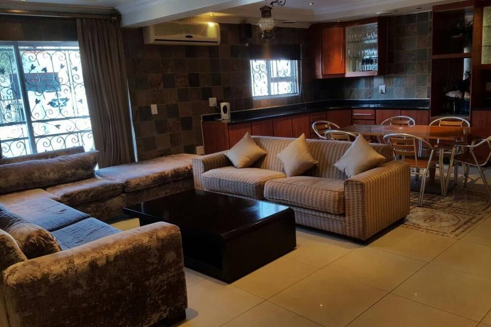 Photo of Livingroom in Rondebosch East