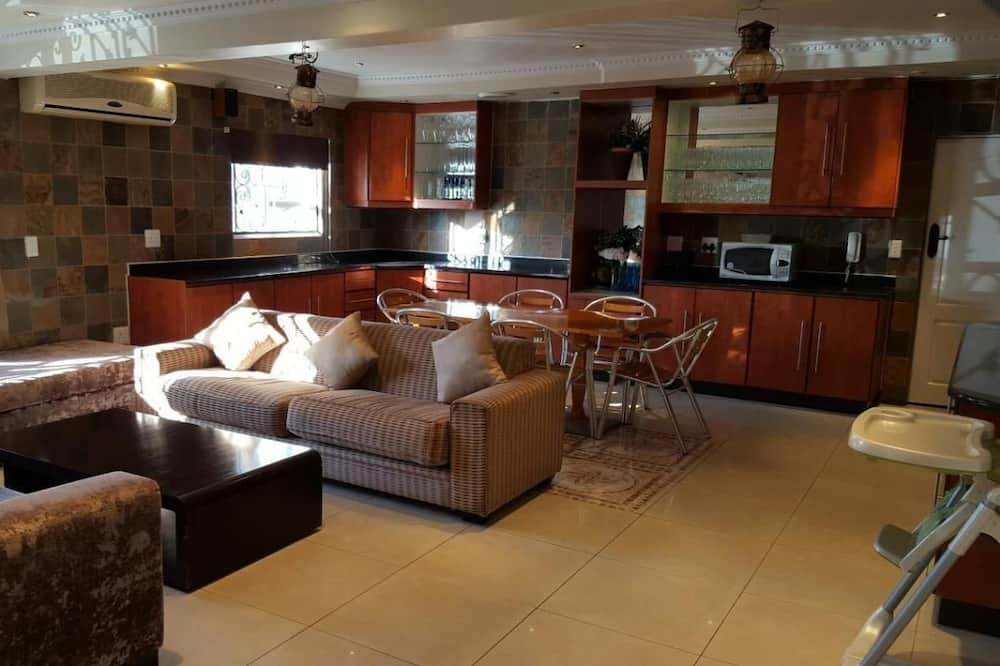 Photo of Livingroom in Rondebosch East