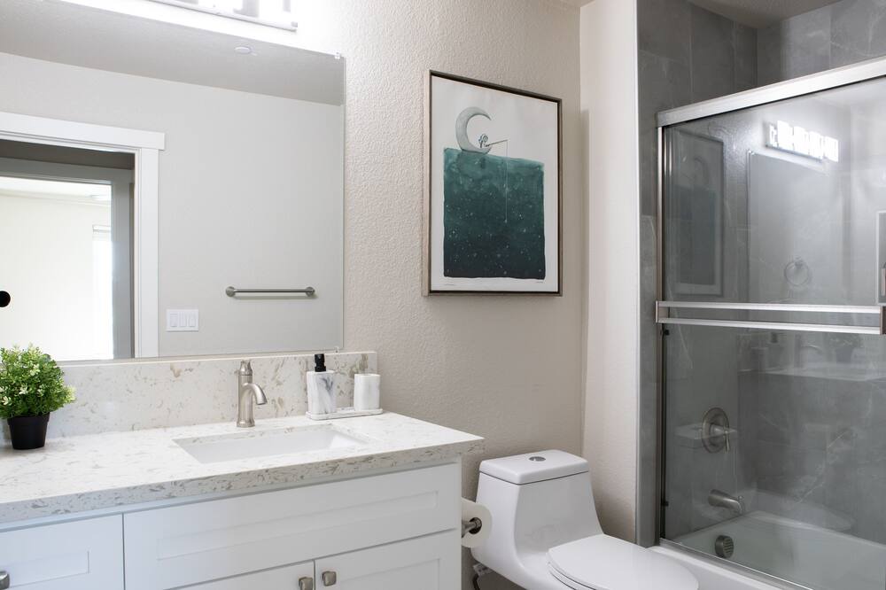 Photo of Bathroom in North Oak Park