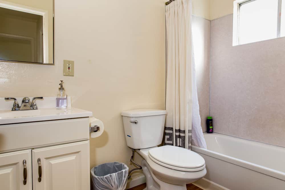 Photo of Bathroom in North Oak Park