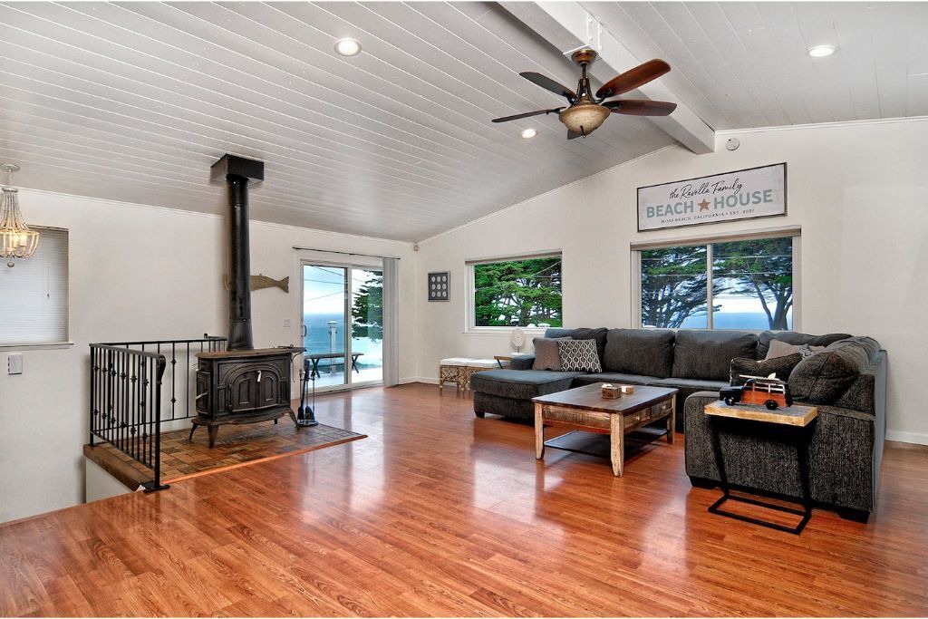 Photo of Livingroom in Moss Beach