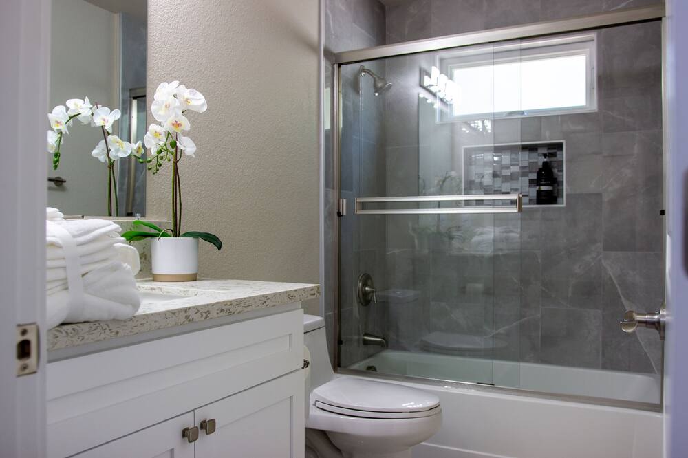 Photo of Bathroom in North Oak Park