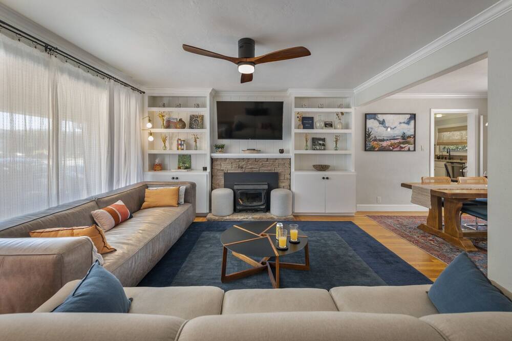 Photo of Livingroom in Montgomery Village