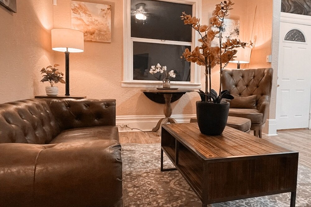 Photo of Livingroom in Ralph Bunche