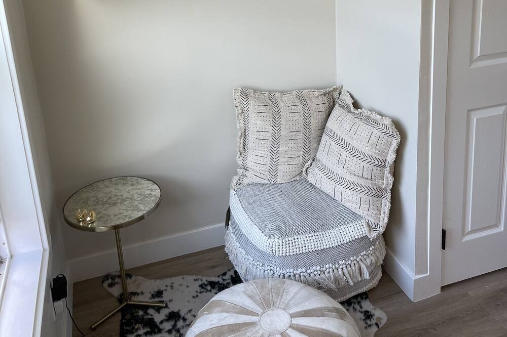 Photo of Livingroom in Oakland