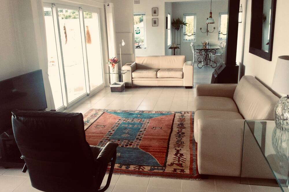Photo of Livingroom in Redhill