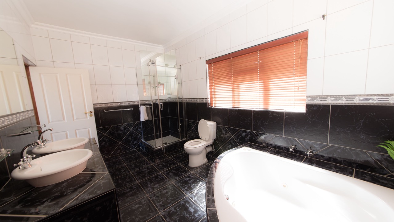 Photo of Bathroom in Springbok