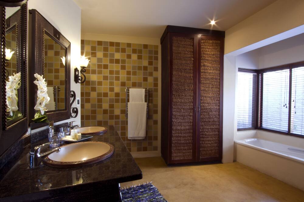 Photo of Bathroom in Greater Johannesburg Metropolitan Area