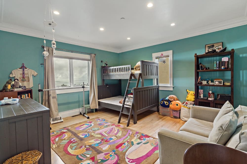Photo of Bedroom in Oakland