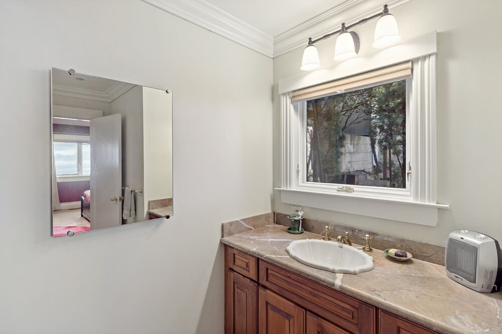 Photo of Bedroom in Oakland