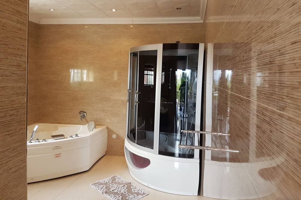 Photo of Bathroom in Umhlanga