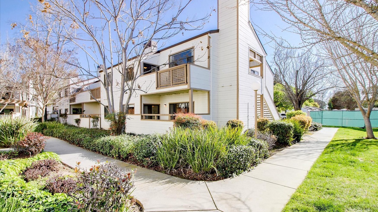 Photo of Outdoor in Carmine - Parkmont