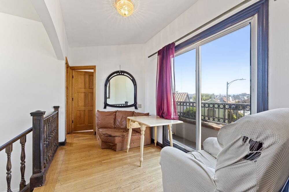 Photo of Livingroom in Mount Davidson Manor