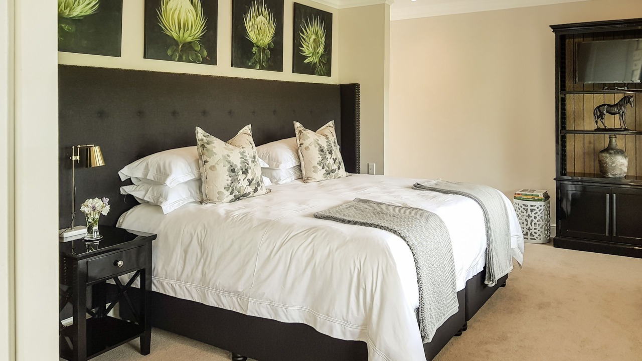 Photo of Bedroom in Curry's Post