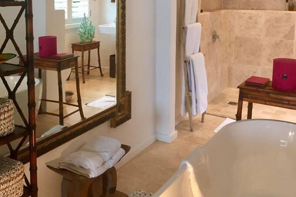 Photo of Bathroom in Trafalgar