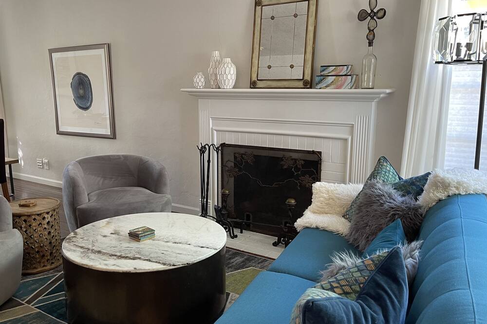 Photo of Livingroom in North Central