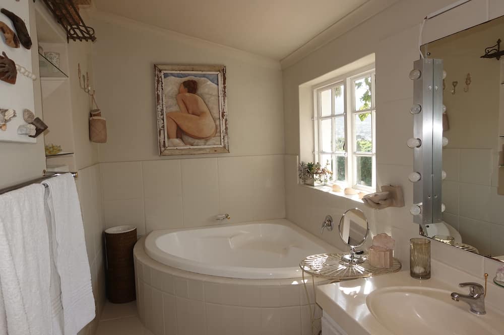 Photo of Bathroom in Scott Estate
