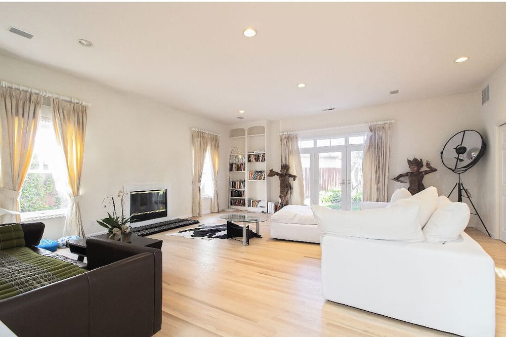 Photo of Bedroom in Highlands-Baywood Park