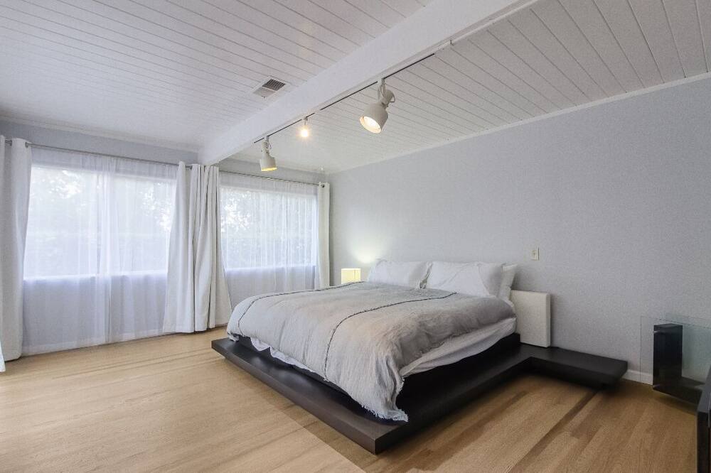 Photo of Bedroom in Highlands-Baywood Park