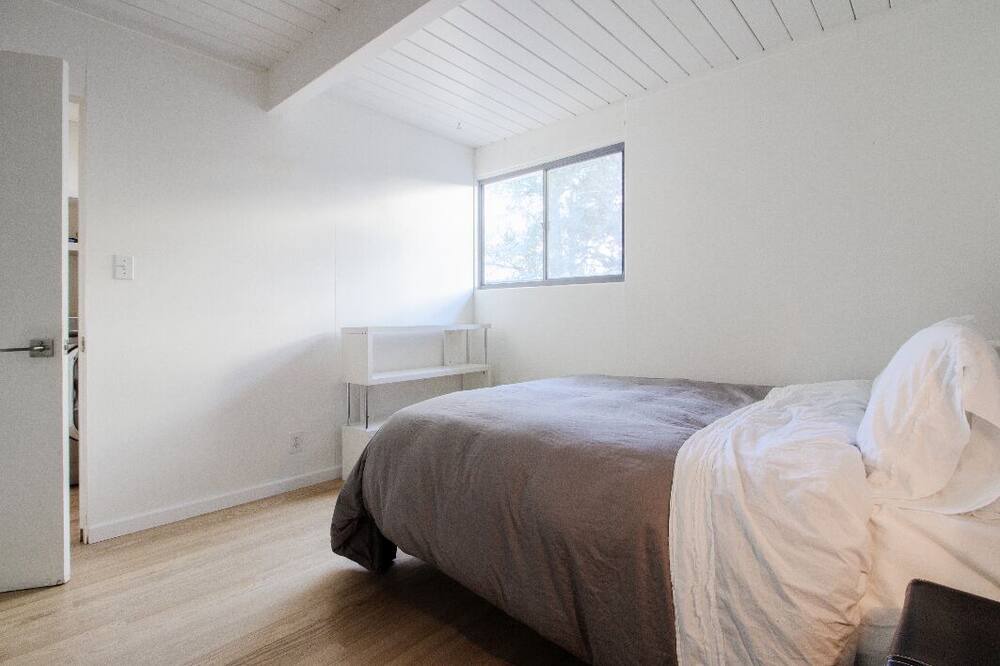 Photo of Bedroom in Highlands-Baywood Park