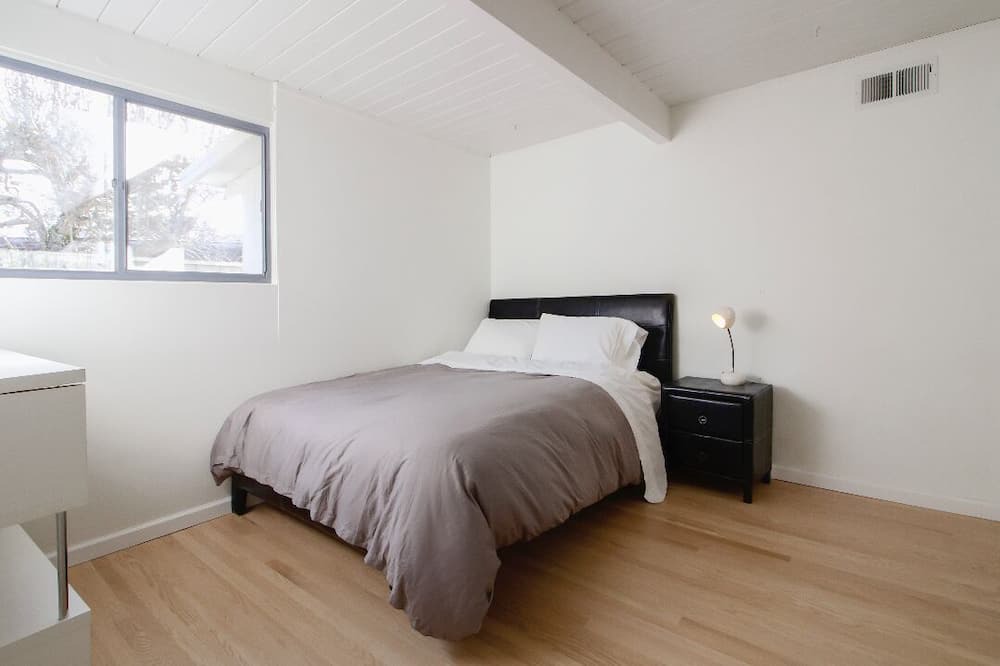 Photo of Bedroom in Highlands-Baywood Park