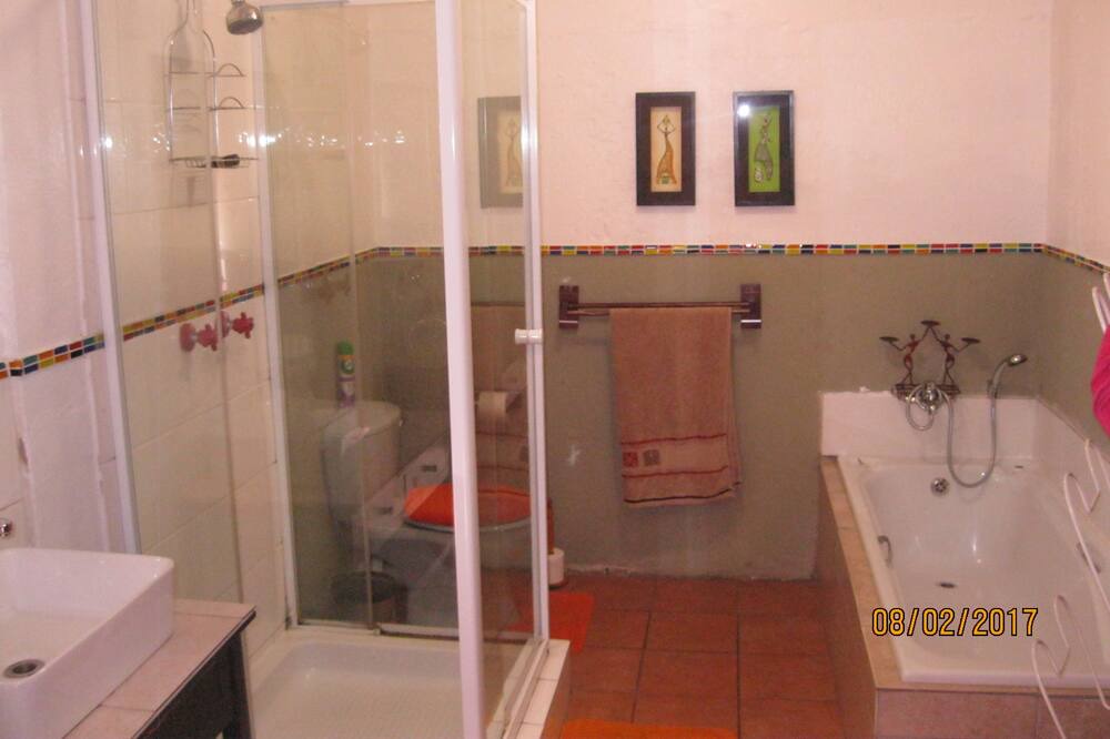 Photo of Bathroom in Muckleneuk