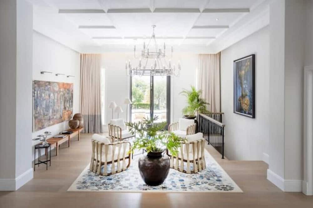 Photo of Livingroom in Bishopscourt