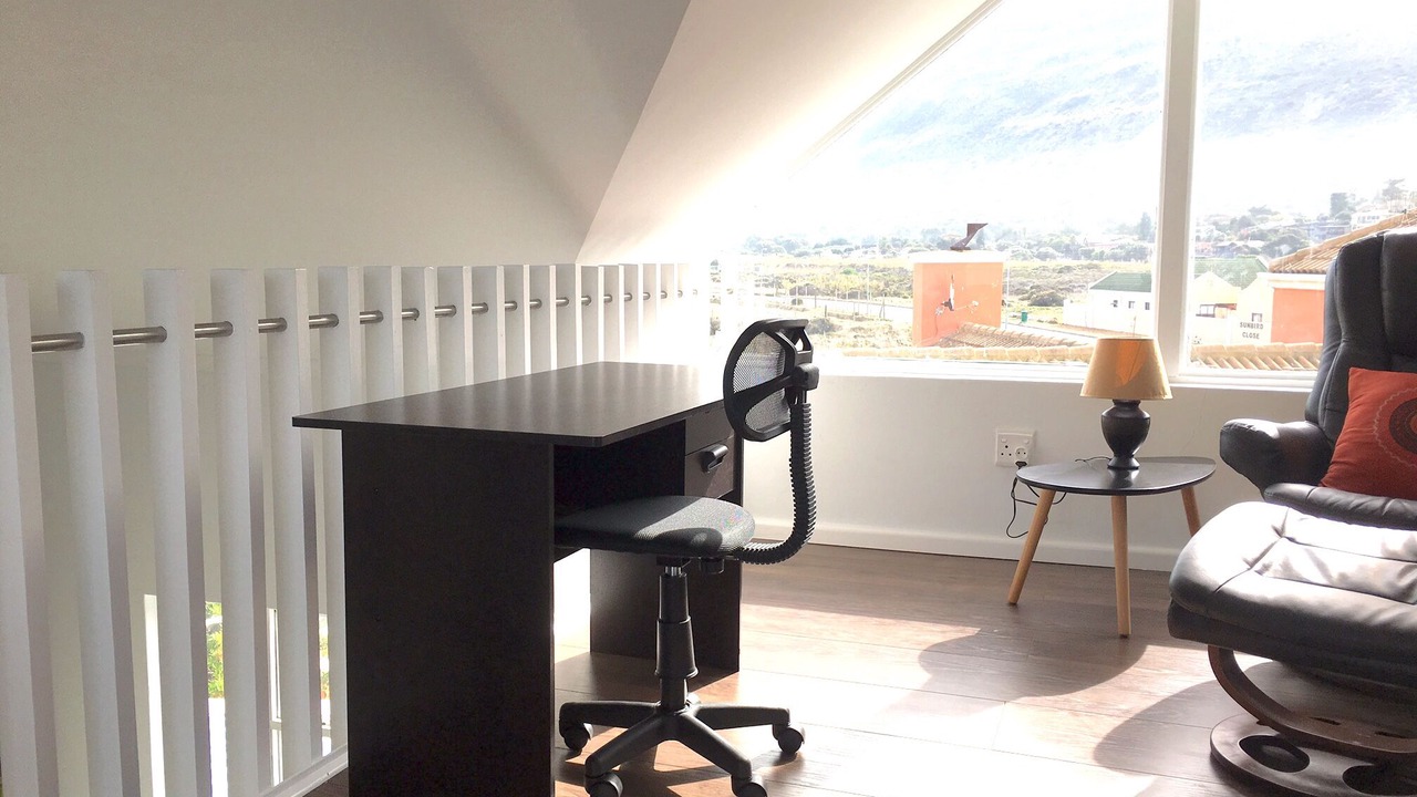 Photo of Livingroom in Redhill