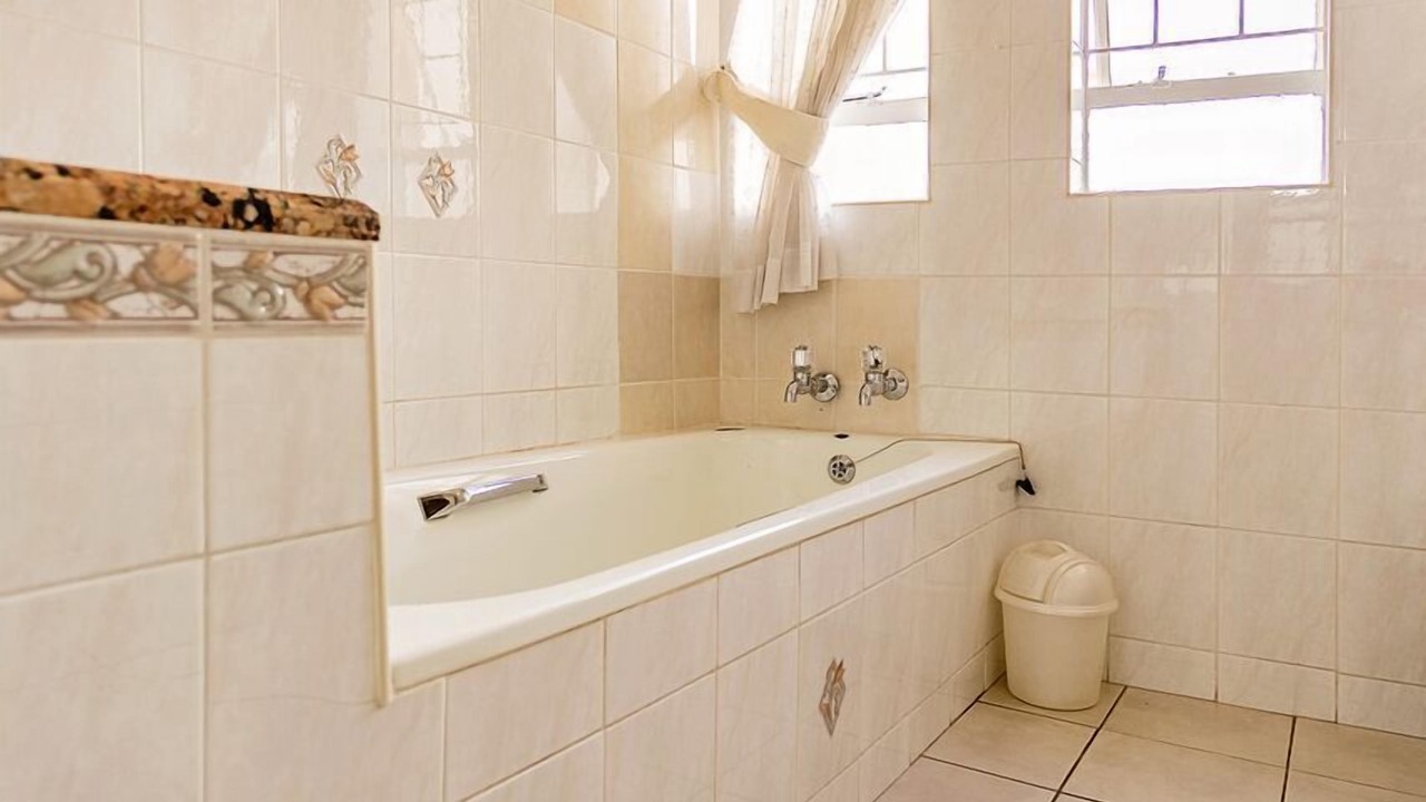 Photo of Bathroom in Baileys Muckleneuk