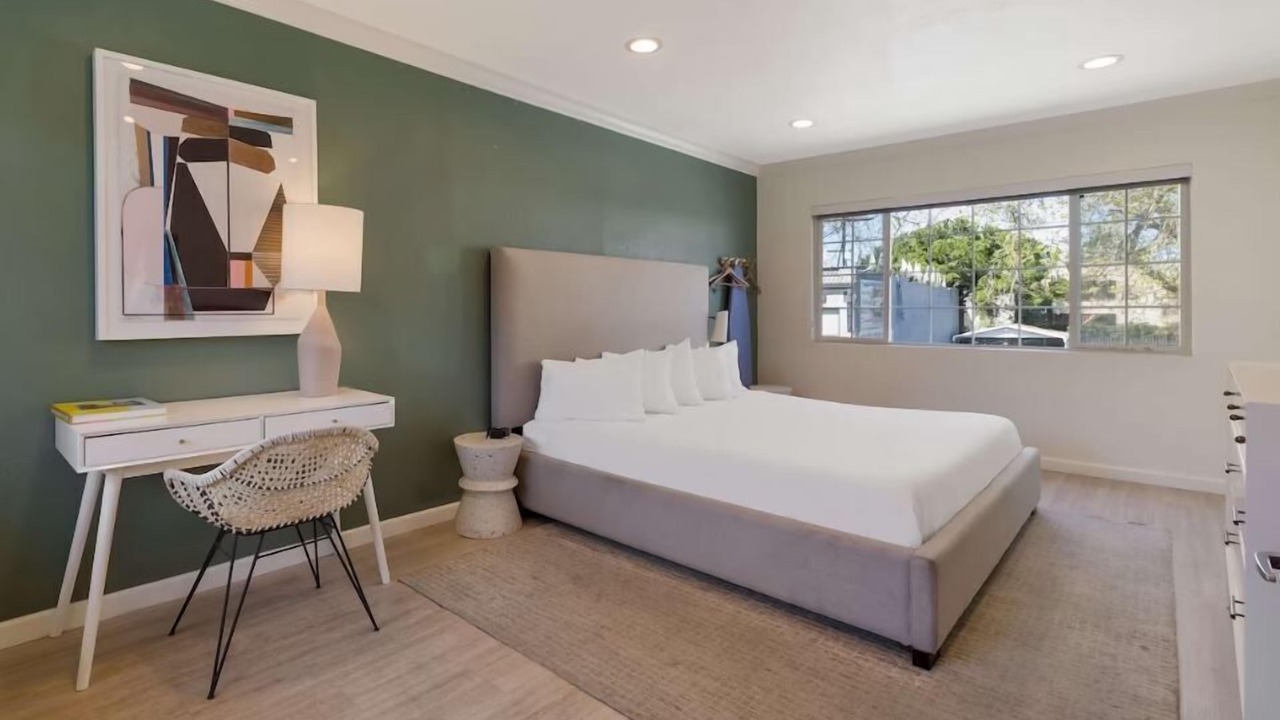 Photo of Bedroom in Piedmont Avenue