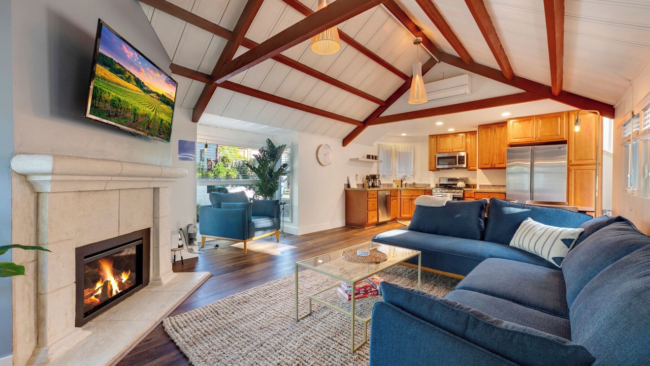 Photo of Livingroom in Junior College Neighborhood Association