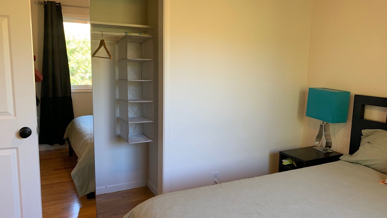 Photo of Bedroom in Linfield Oaks