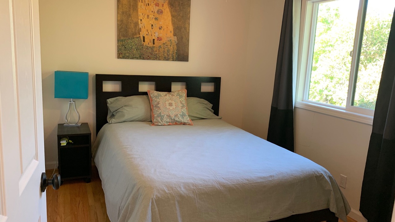 Photo of Bedroom in Linfield Oaks