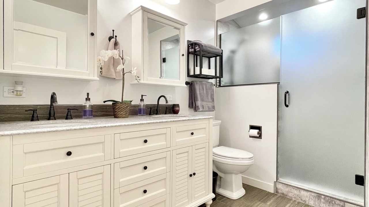 Photo of Bathroom in Broadway - Palmhaven