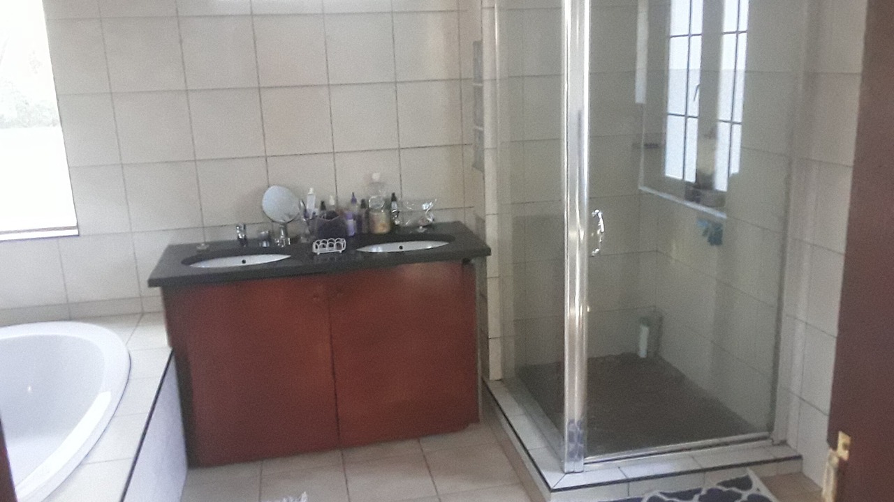Photo of Bathroom in Greater Johannesburg Metropolitan Area