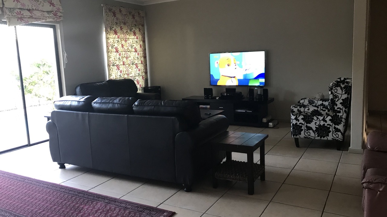 Photo of Livingroom in Redhill