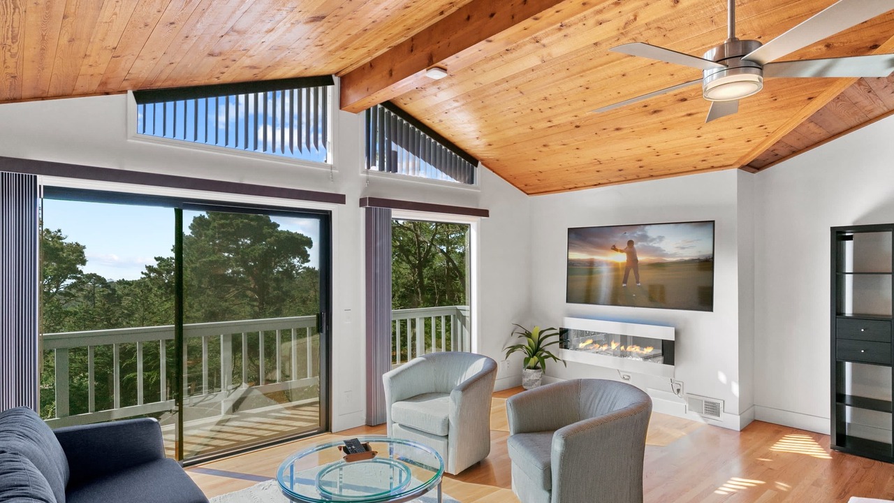 Photo of Livingroom in Del Monte Forest