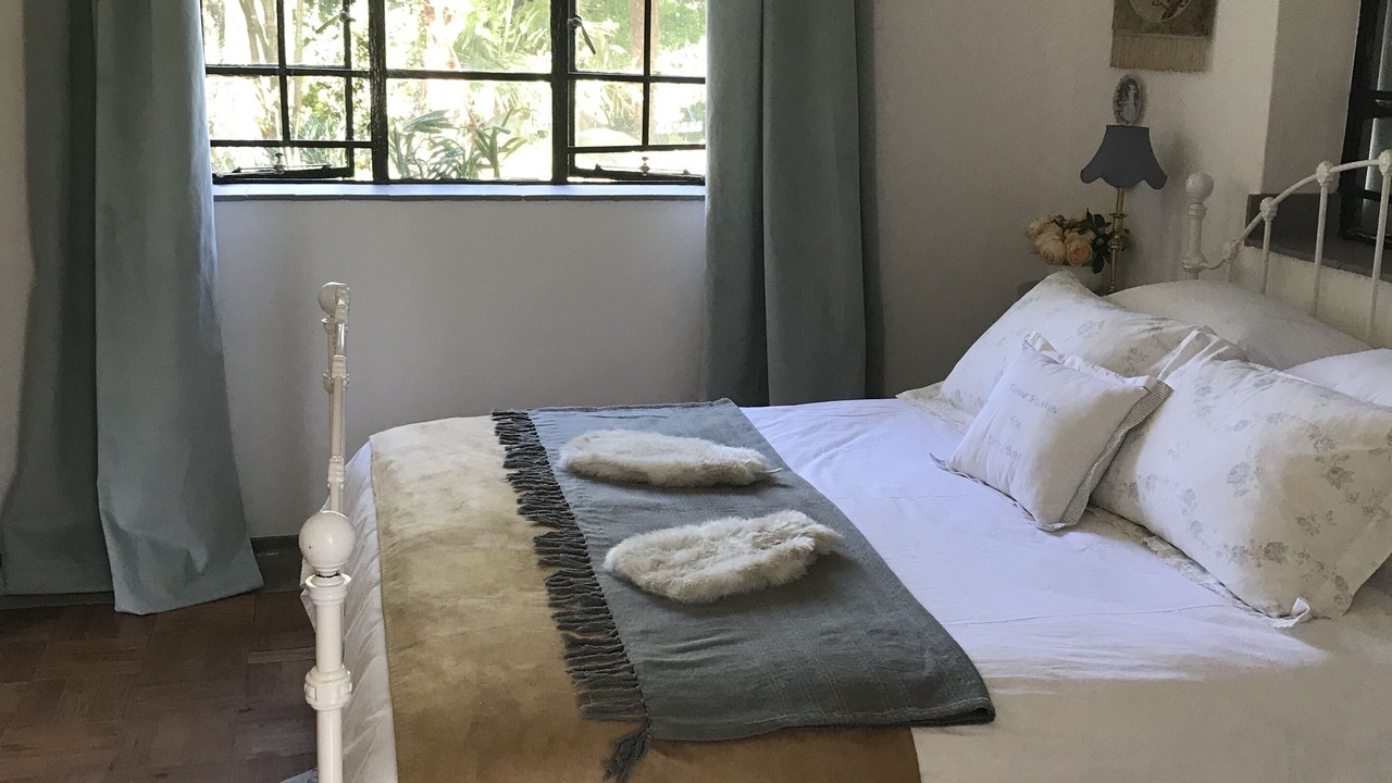 Photo of Bedroom in Curry's Post