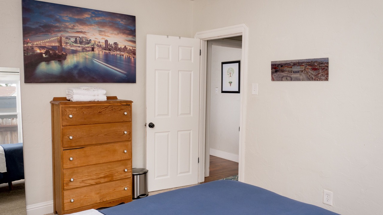 Photo of Bedroom in Burbank Gardens Neighborhood Association