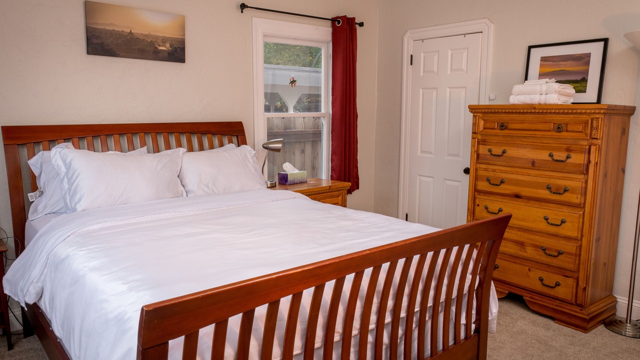 Photo of Bedroom in Burbank Gardens Neighborhood Association