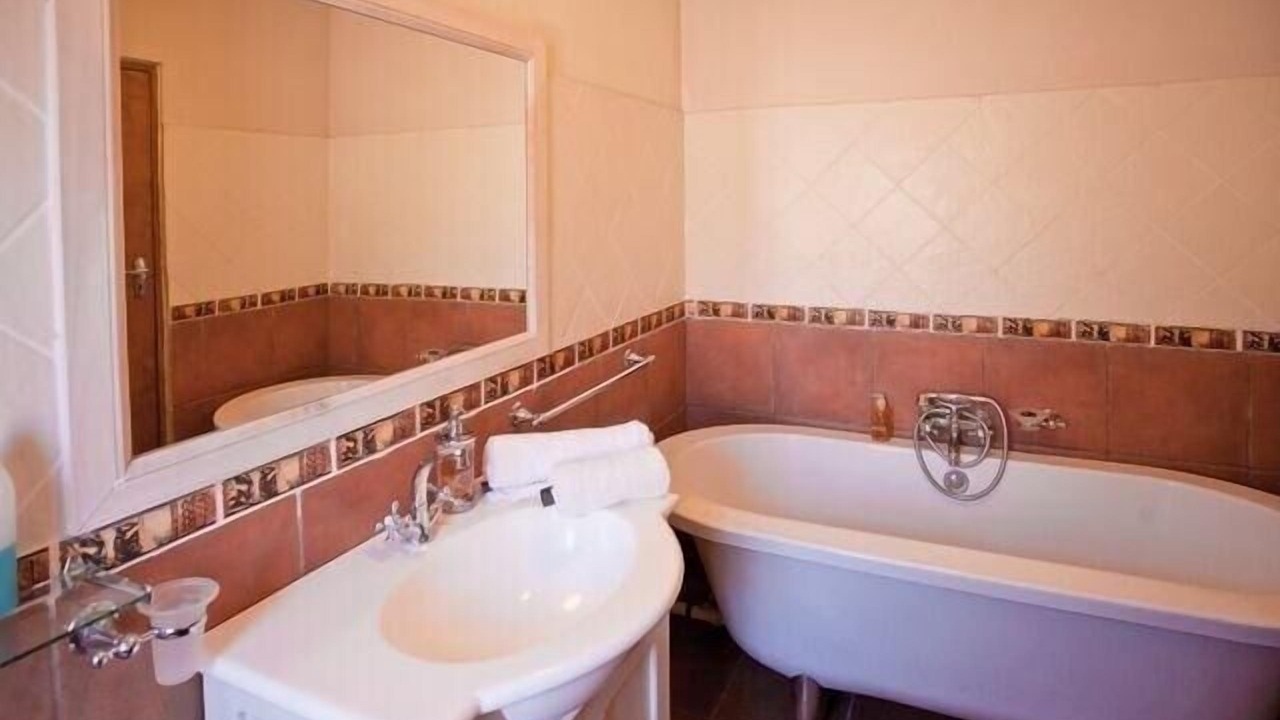 Photo of Bathroom in Oudtshoorn