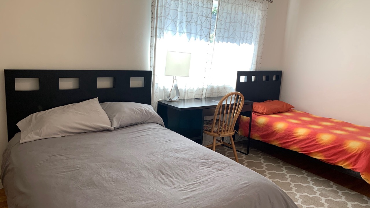 Photo of Bedroom in Linfield Oaks