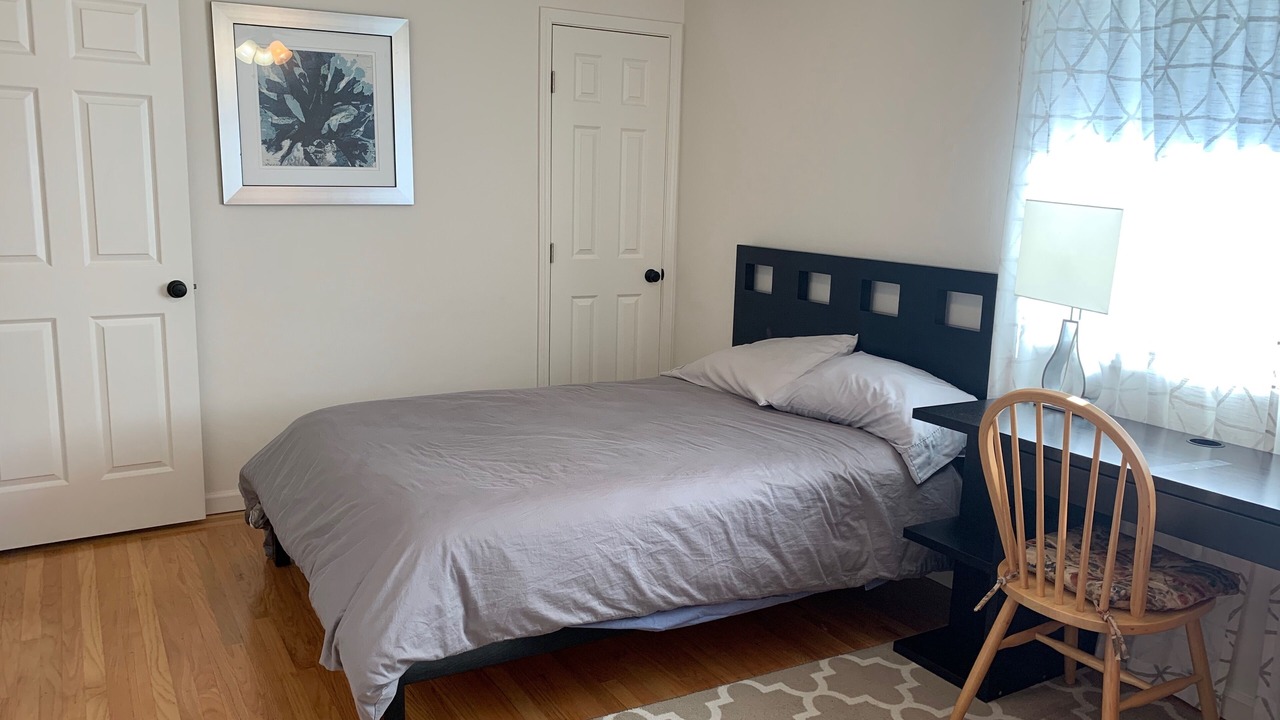 Photo of Bedroom in Linfield Oaks