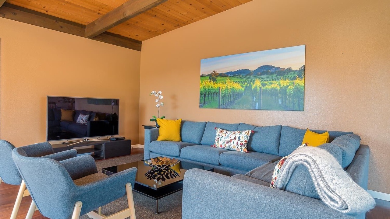Photo of Livingroom in Graton