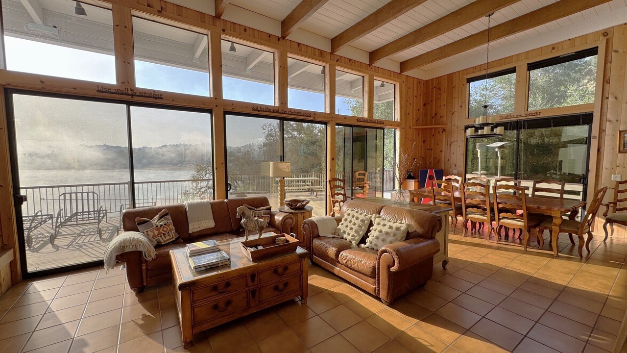 Photo of Livingroom in Oak Shores